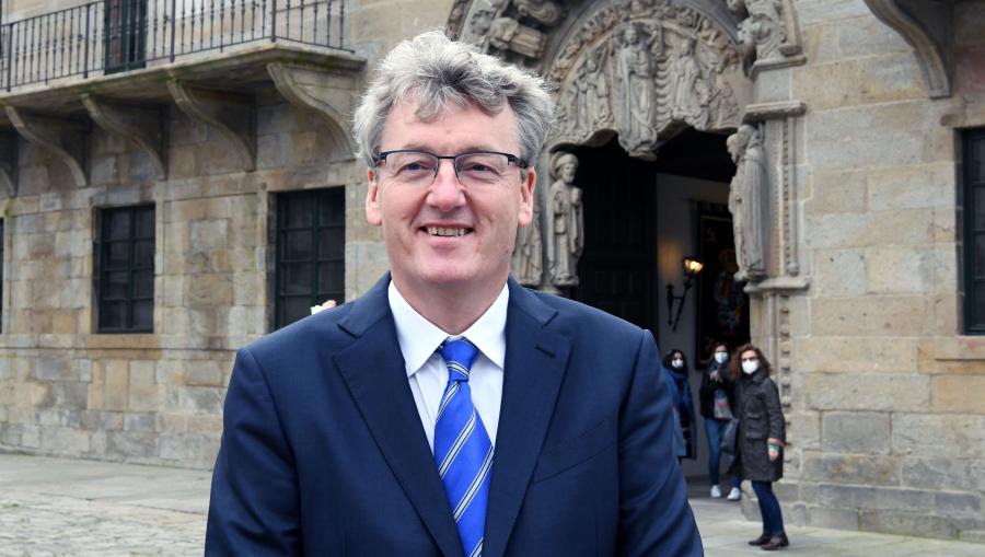 David MacMillan posando ante o Colexio San Xerome David MacMillan posando ante o Colexio San Xerome