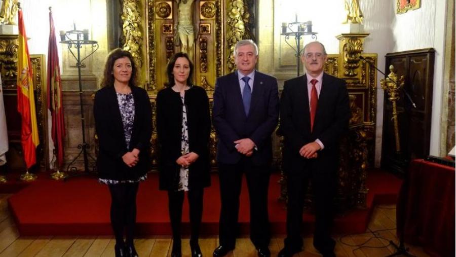 O novo equipo decanal xunto co reitor. Foto: Servimav-USC O novo equipo decanal xunto co reitor. Foto: Servimav-USC