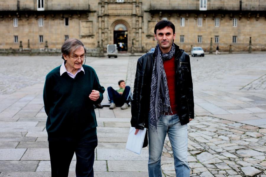 Sir Roger Penrose e Jorge Mira na Praza do Obradoiro Sir Roger Penrose e Jorge Mira na Praza do Obradoiro