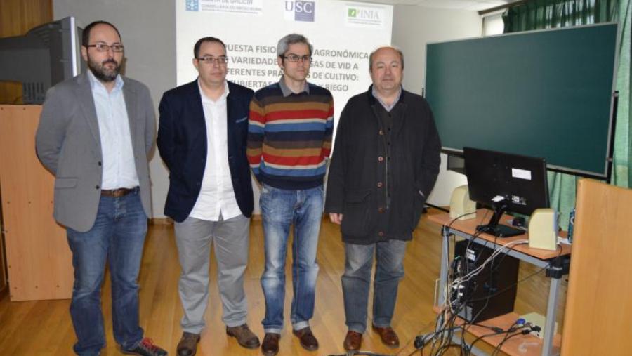 Emiliano Trigo, segundo pola esquerda, entre os directores da súa tese de doutoramento na Escola Politécnica Superior da USC Emiliano Trigo, segundo pola esquerda, entre os directores da súa tese de doutoramento na Escola Politécnica Superior da USC