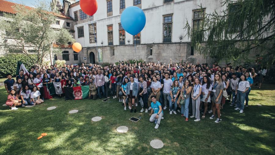 As familias interesadas deben poñerse en contacto coa Oficina de Cursos Internacionais As familias interesadas deben poñerse en contacto coa Oficina de Cursos Internacionais