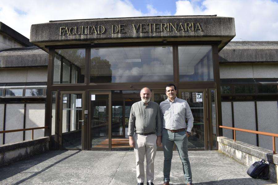 Gonzalo Fernández, á esquerda, con Juan Caínzos, diante da Facultade de Veterinaria Gonzalo Fernández, á esquerda, con Juan Caínzos, diante da Facultade de Veterinaria