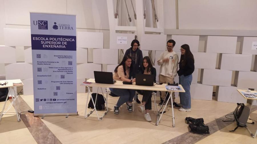 Estudantes do grao en Robótica que participaron na Maker Faire Galicia Estudantes do grao en Robótica que participaron na Maker Faire Galicia