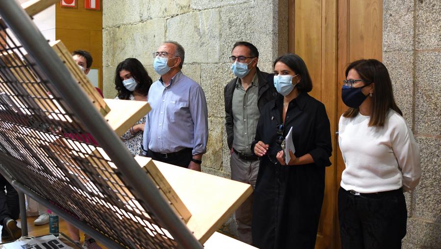 Nesta xornada inaugural, o alcalde de Santiago, Xosé Sánchez Bugallo, visitou o festival da lectura xunto á concelleira de Acción Cultural, Mercedes Rosón. FOTO: Santi Alvite Nesta xornada inaugural, o alcalde de Santiago, Xosé Sánchez Bugallo, visitou o festival da lectura xunto á concelleira de Acción Cultural, Mercedes Rosón. FOTO: Santi Alvite