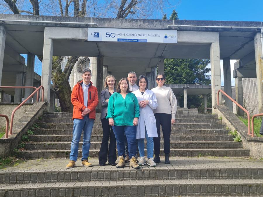 Rosa Mosquera, no centro, con persoal investigador da USC e representantes de compañías eléctricas, na EPS de Enxeñaría Rosa Mosquera, no centro, con persoal investigador da USC e representantes de compañías eléctricas, na EPS de Enxeñaría
