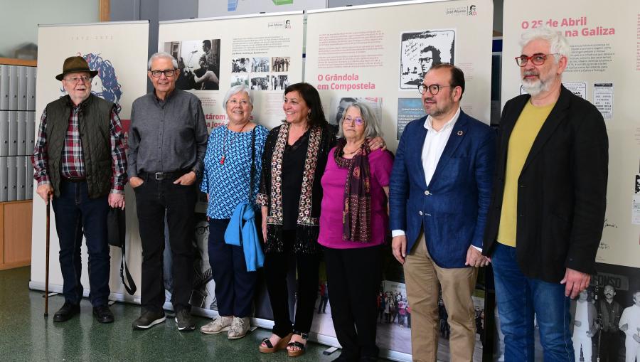 De esquerda a dereita, Arturo Reguera, Emilio Pérez Touriño, Maite Angulo Carballal, Uxía Senlle, Zélia Afonso, Antonio López e Elías J. Feijó Torres. Foto: Santi Alvite De esquerda a dereita, Arturo Reguera, Emilio Pérez Touriño, Maite Angulo Carballal, Uxía Senlle, Zélia Afonso, Antonio López e Elías J. Feijó Torres. Foto: Santi Alvite