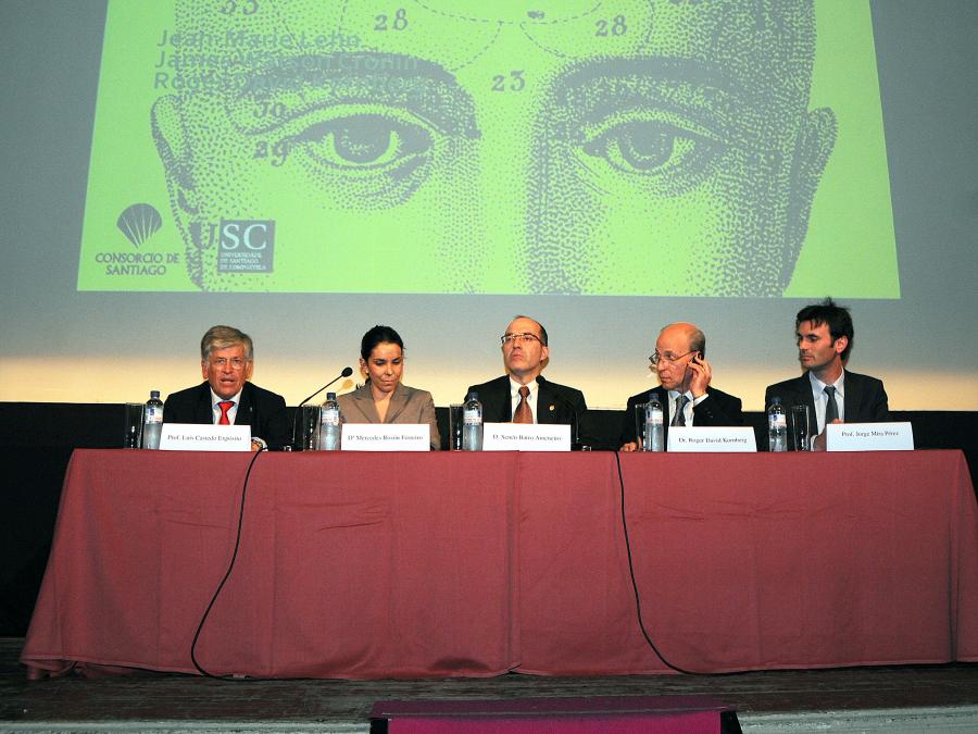 Mesa presidencial durante la conferencia de Roger David Kornberg