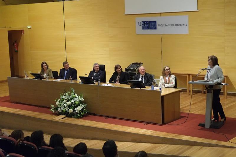 A catedrática Isabel González Fernández recibe a homenaxe da Área de Italiano