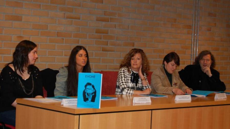 Cristina Fiaño, Sandra López, Carmen Varela, Isabel González Rey e Claudio Rodríguez Fer, na presentación da revista 'Evohé'