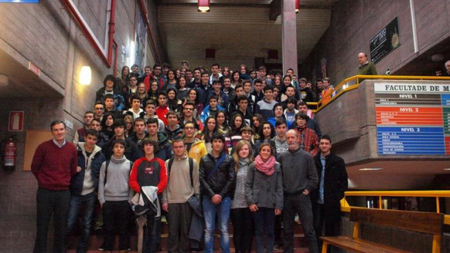 Foto de grupo do alumnado participante na fase galega da Olimpíada Foto: OMG