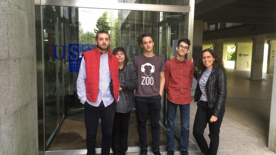 Alumnado que logrou superar as probas xunto a docentes da Área