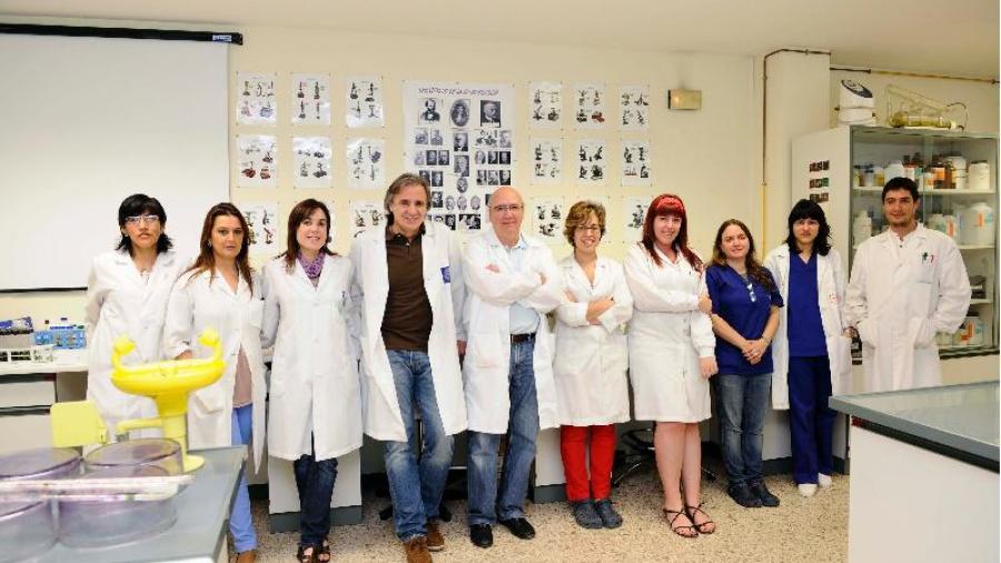 Jorge Blanco, no centro da imaxe, con investigadores do LREC-USC, nas dependencias da Facultade de Veterinaria
