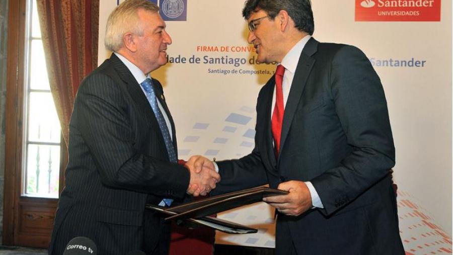 Juan Viaño e Jose Antonio Álvarez durante o acto de sinatura. Foto: Santi Alvite