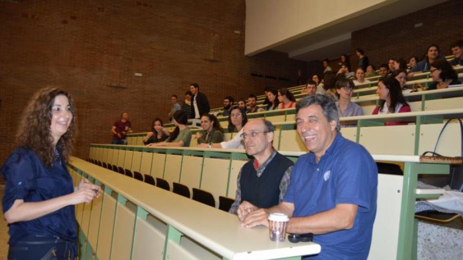 Antonio Fernández, á dereita, conversando con Luis Botana e Maribel Quiroga, en Veterinaria