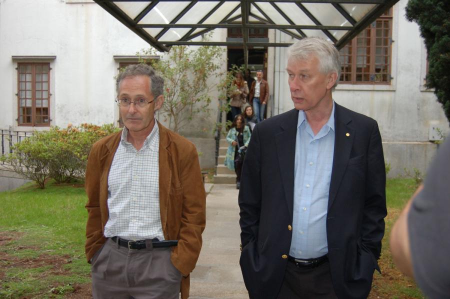 Ángel Carracedo y Sir Richard John Roberts en el Colexio de San Xerome