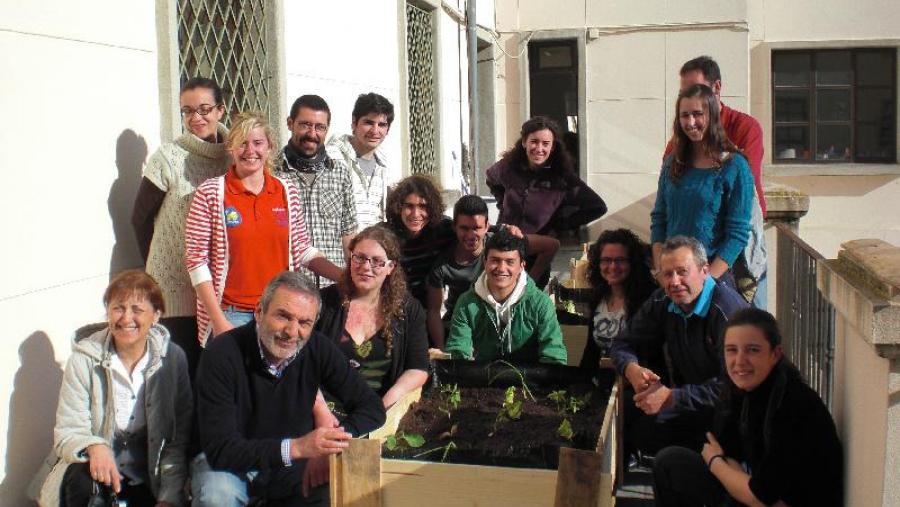 Os participantes no obradoiro, xunto a un dos hortos de balcón realizados durante a actividade