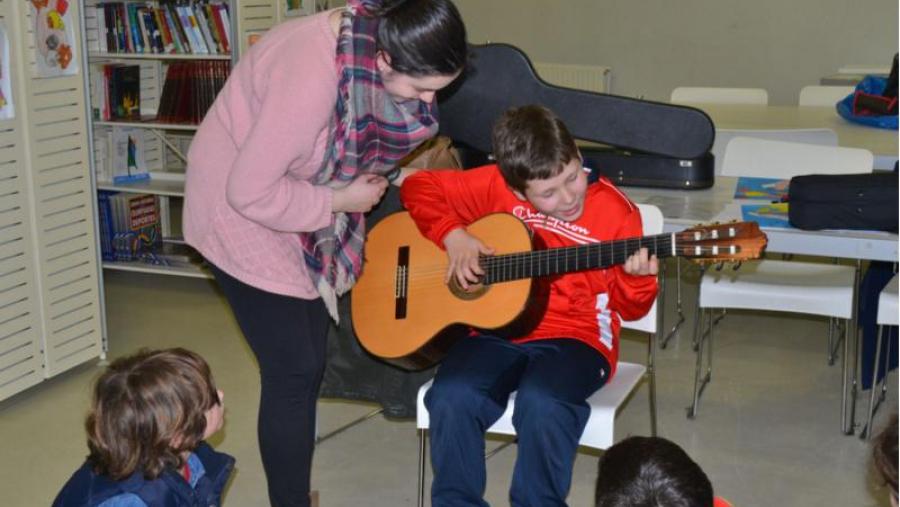 Alumnado do Grao en Mestre de Educación Primaria imparte en Villestro obradoiros de música para nenos e nenas