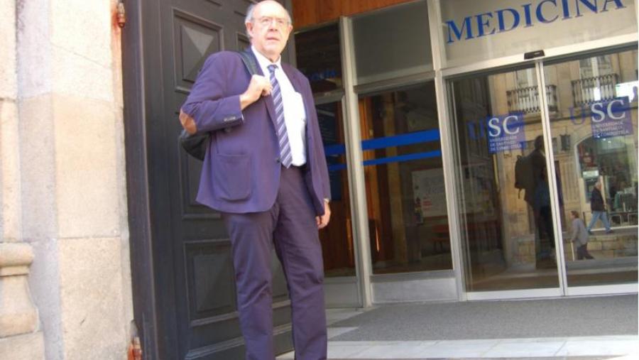 Julián Álvarez Escudero, na entrada principal da Facultade de Medicina e Odontoloxía