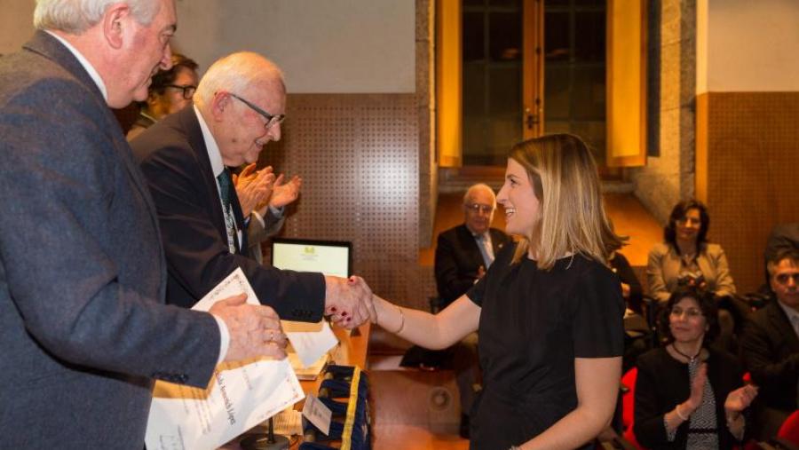 A investigadora María Aymerich recolleu o premio Ernesto Viéitez da Academia Galega de Ciencias