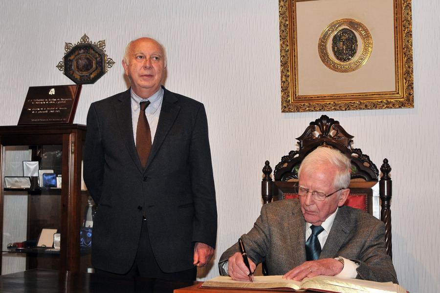 Harald zur Hausen firmando en el libro de honor de la USC