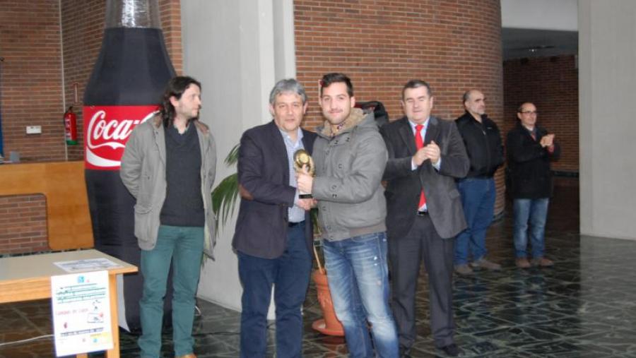 O vicerreitor do campus de Lugo, Pedro García Herradón, entrega o trofeo a un dos gañadores