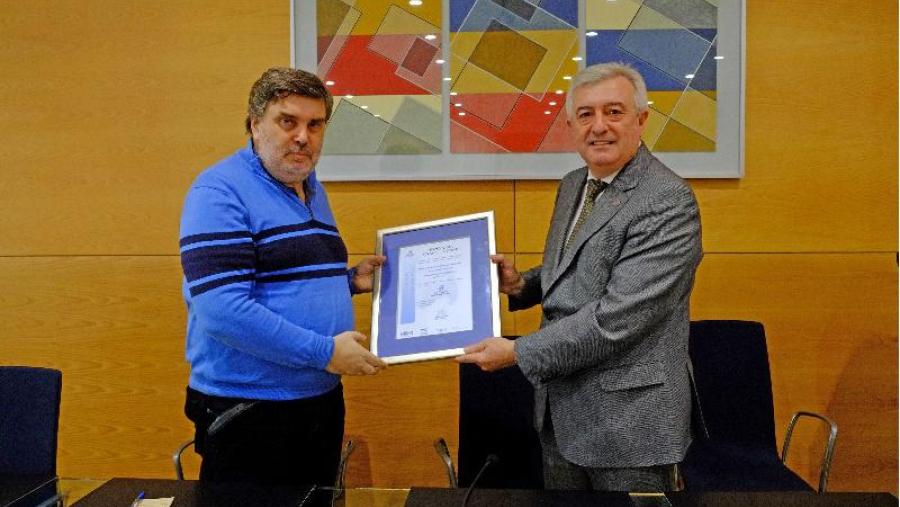 O reitor entregou a certificación a Antonio Mosquera nun acto na ETSE. Foto: Servimav-USC