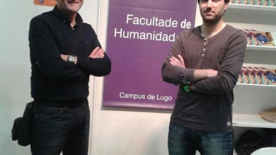 Gonzalo Fernández e Marcos Franco, no expositor da Facultade de Humanidades no Culturgal