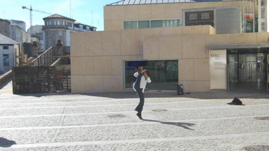 Actuación de danza teatro Experimentadanza diante do E=MC2 en Lugo