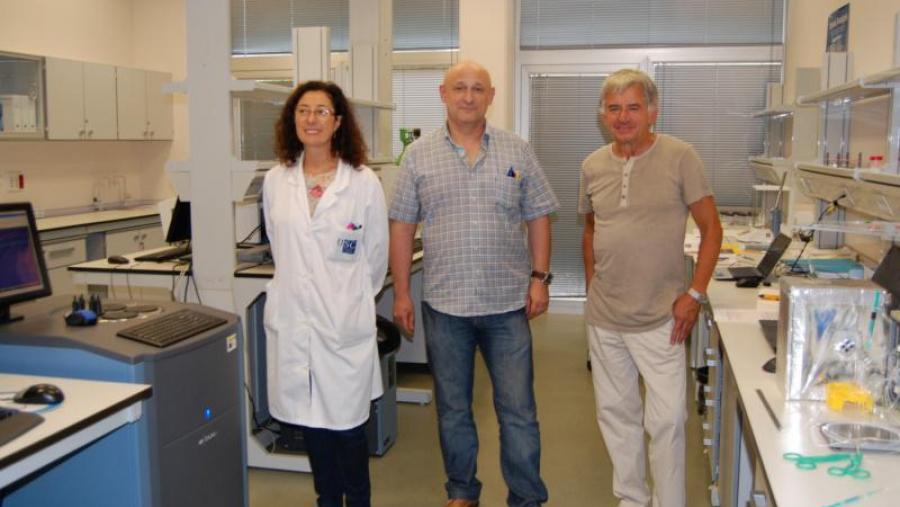 Verónica Piñeiro, Julio Seijas e Johannes Lerchnner, na unidade de calorimetría isotérmica do Cactus