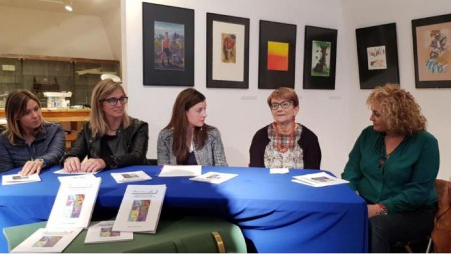 Isabel Fernández, segunda pola dereita, con responsables políticas, na presentación do libro