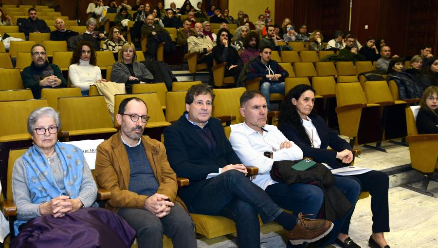 Familiares de Lucía Iglesias da Cunha, esquerda, Eduardo Fuentes Abeledo, Jorge García Marín e Cristina Abeal Pereira, na primeira fila do salón de actos. FOTO: Santi Alvite