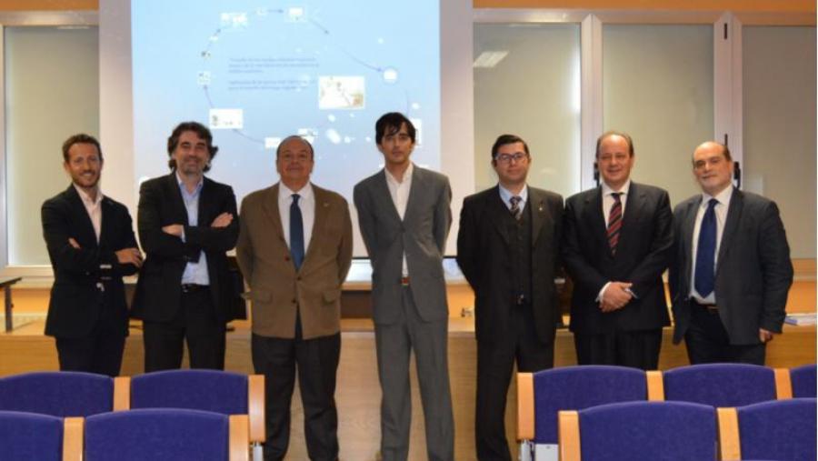 Alberto Villarroya, no centro, cos directores da tese e membros do tribunal avaliador, na Facultade de Ciencias