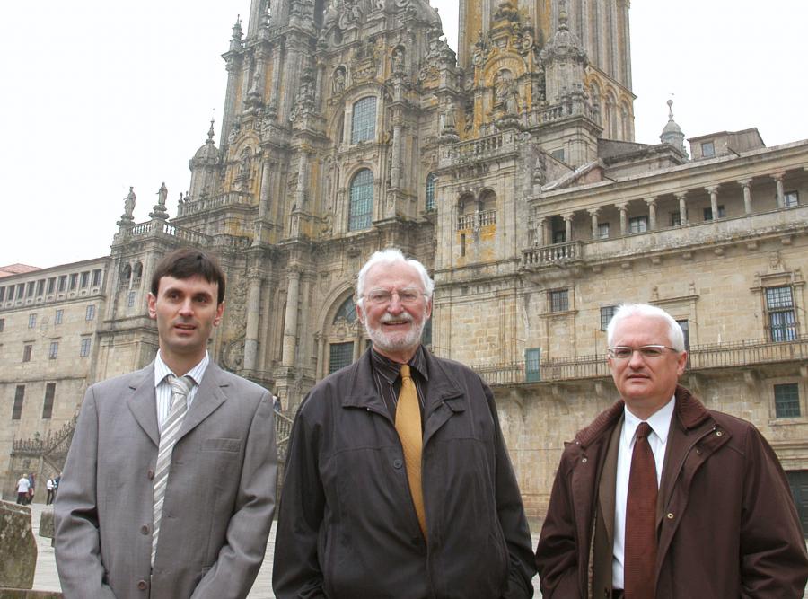 Jorge Mira, Heinrich Rohrer y José Manuel Villanueva en la Praza do Obradoiro