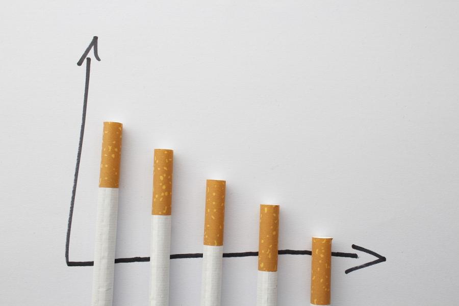 Imaxe: PeterFranz [Pixabay] https://pixabay.com/es/photos/cigarrillos-de-fumar-detener-2142848/
