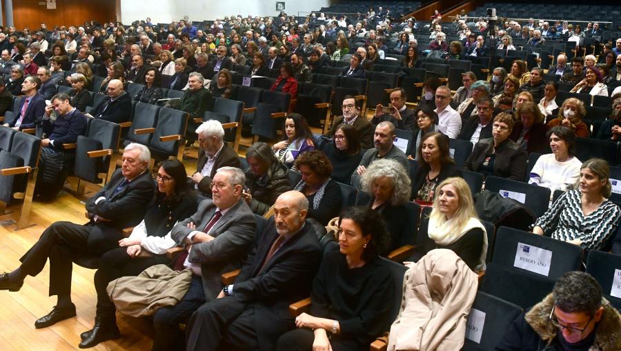 Un total de 313 integrantes do cadro de persoal da USC recibiron este xoves 22 a imposición da Insignia Fonseca. FOTO: Santi Alvite