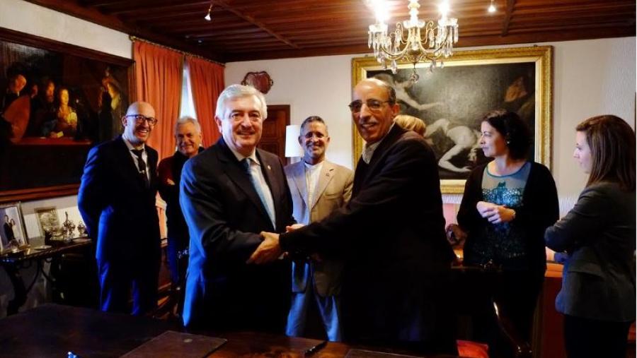 Os reitores Juan Viaño e Jatari Hamudi, en primeiro termo, logo do acto de sinatura. Foto: Servimav-USC