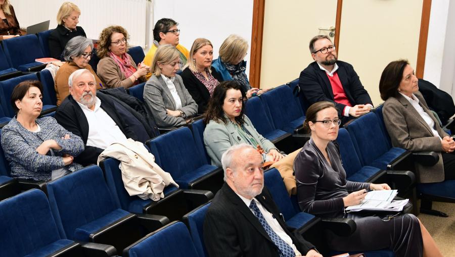 Persoas asistentes ao simposio. Foto: Santi Alvite