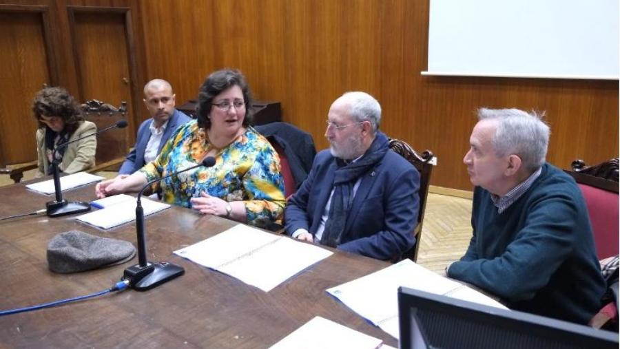 O concelleiro Manuel Dios reuniuse en Ciencias da Educación co alumnado responsable do informe sobre os parques infantís da cidade (Foto: SERVIMAV-USC)