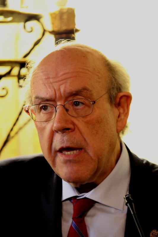 O catedrático Julián Álvarez Escudero tomou posesión como novo decano de Medicina e Odontoloxía