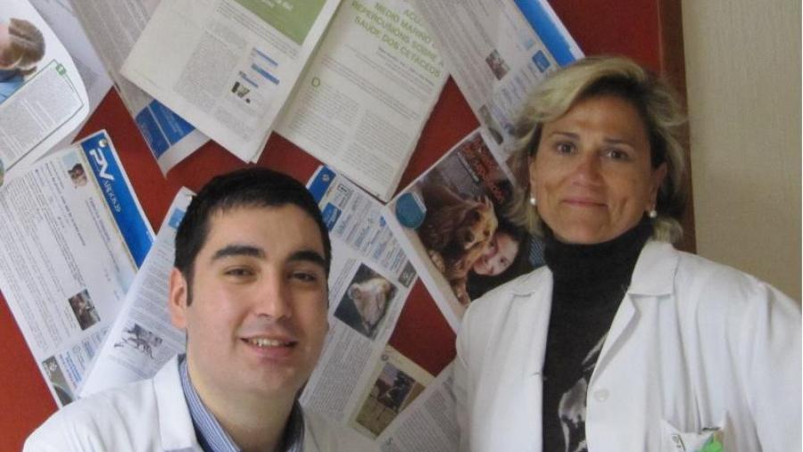 Ángel Abuelo e Cristina Castillo, dous dos membros da asociación VetDoc na facultade de Veterinaria de Lugo