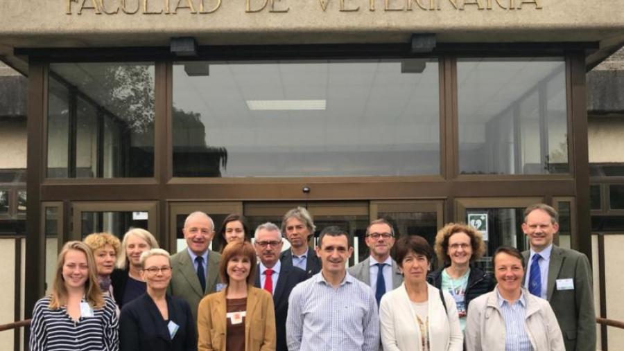 Integrantes da comisión avaliadora da Eaeve co equipo decanal e profesores da Facultade de Veterinaria