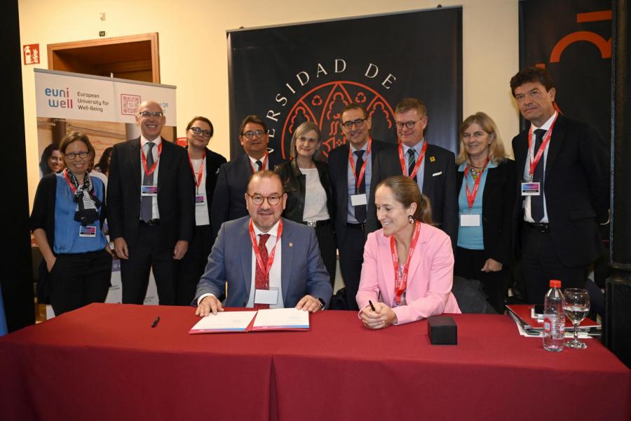 O reitor asiniu a adhesión da USC á EUniWell Declaration on Open Education. FOTO: UM