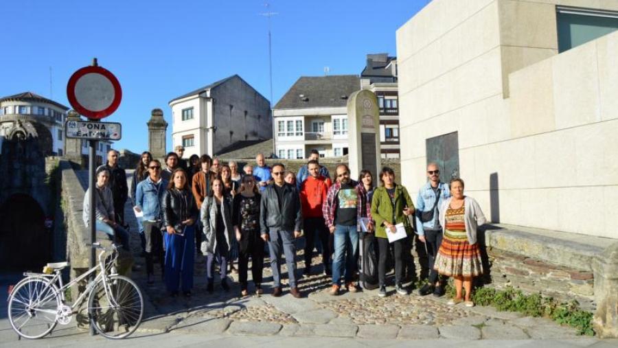 Jesús Varela Zapata e Paloma Lugilde, no centro, con participantes no XXIV Maratón Fotográfico do Campus de Lugo