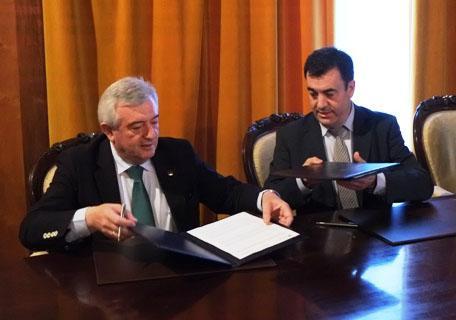 A USC e a Consellaría de Cultura, Educación e Ordenación Universitarias asinan un convenio para apoiar as actuacións arqueolóxicas en Cova Eirós