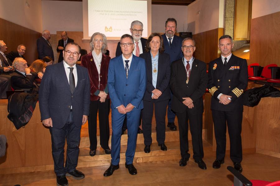 O reitor Antonio López (primeiro pola esquerda) acompañou ao profesor Mascareñas no acto