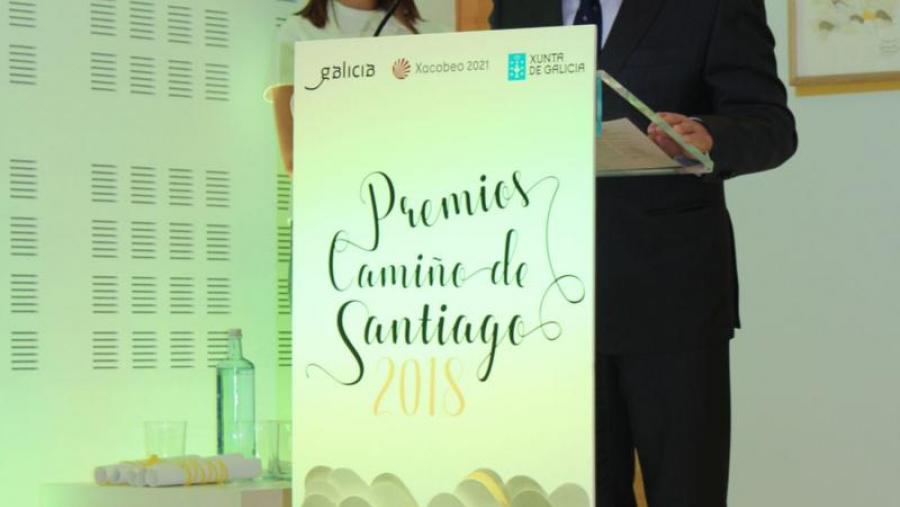 O presidente do Grupo Compostela de Universidades, Marek Kręglewski, recollendo o galardón.