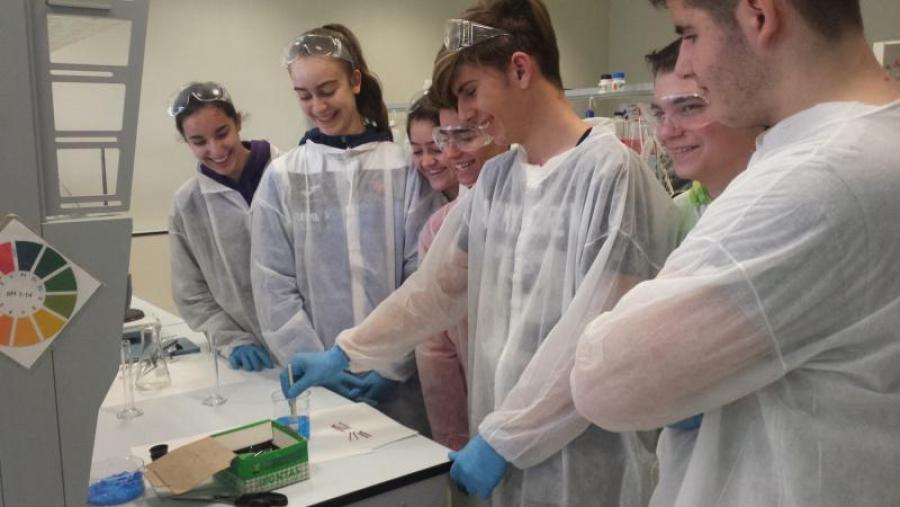 Alumnado do IES Nosa Señora dos Ollos Grandes de Lugo, nos laboratorios da Facultade de Ciencias