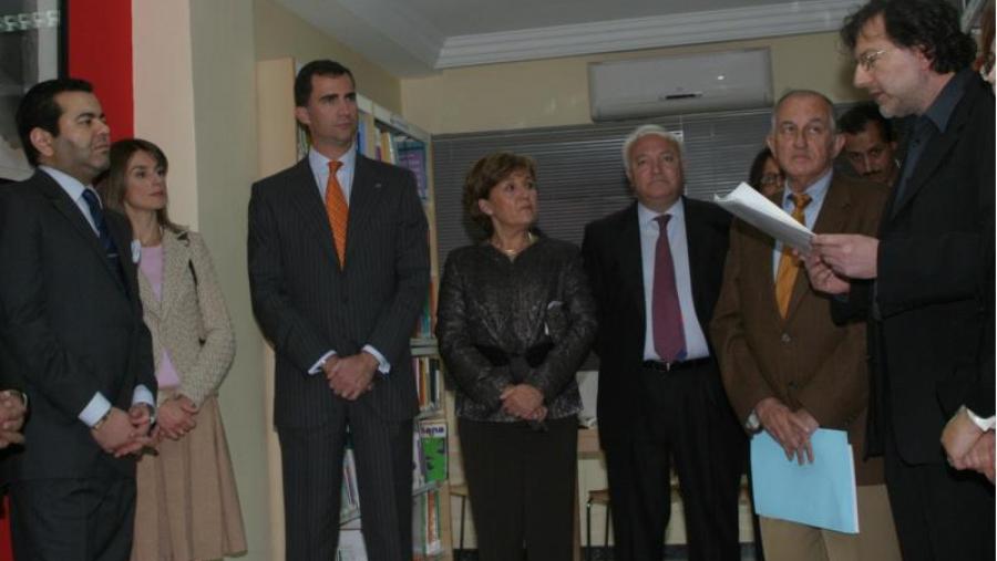 Claudio Rodríguez Fer recitando ante as autoridades e Juan Goytisolo co gallo da inauguración da Biblioteca José Ángel Valente no Instituto Cervantes de Marrakech en 2007