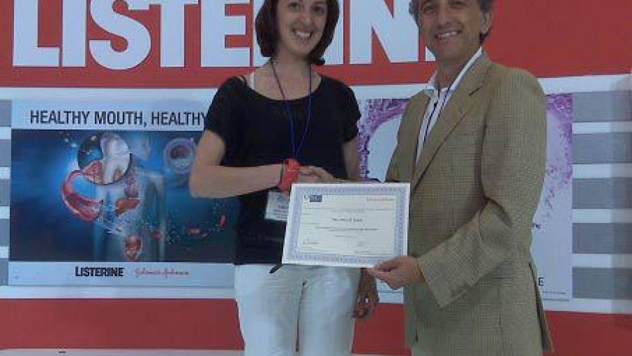 Deborah Violant recibindo a credencial do premio de mans de Pedro Diz