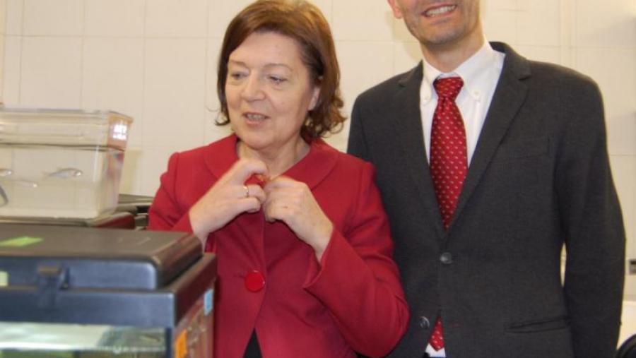 Sánchez e Barreiro, no laboratorio de peixes cebra do campus de Lugo